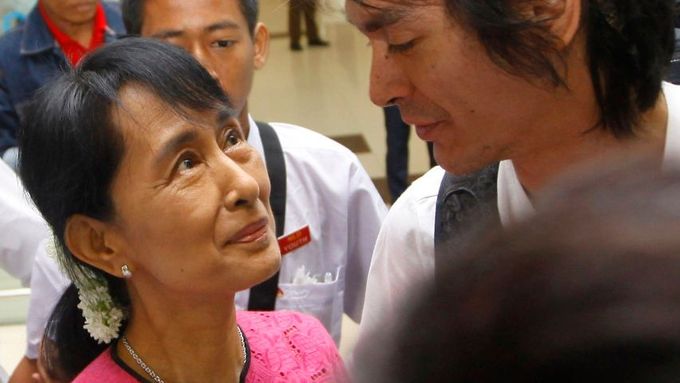 Su Ťij se na letišti v Rangúnu vítá se synem. Kim Aris přiletěl v půli června oslavit matčiny narozeniny.