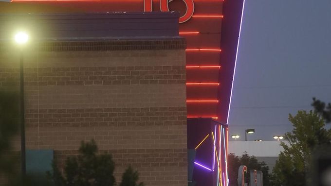Kino na předměstí Denveru, kde se tragédie odehrála.