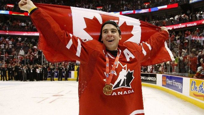 Javorový list a zlatá medaile (tentokrát z MS dvacítek na krku Johna Tavarese). Přijdou hokejisté Kanady pro domácí olympijský turnaj o svůj tradiční symbol?