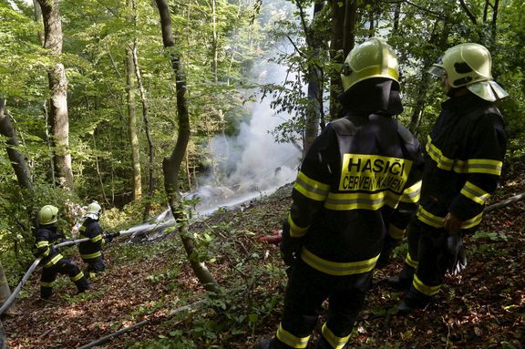 Slovenští hasiči likvidují požár trosek letadla nedaleko Trenčína.