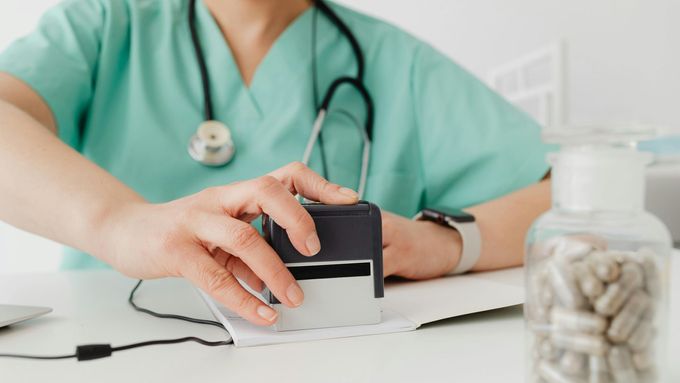 "Pokud nezahájíme potřebné reformy a nezvýšíme efektivitu systému, začne českému zdravotnictví docházet dech," píše Pavel Vepřek.