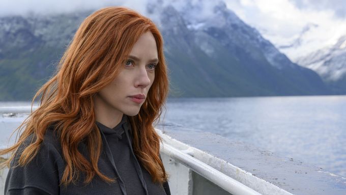 Scarlett Johanssonová jako Nataša Romanovová ve filmu Black Widow.