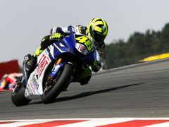 Valentino Rossi (#46, Yamaha) v náletu do obtížné zatáčky přes horizont před Kawasaki tribunou, která byla nejvíce hlučná při průjezdech závodníků na zelených strojích a právě Valentina Rossiho.