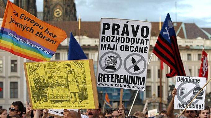 "Citizens have a right to decide. Referendum!" Calls for plebiscite on the issue are frequent among those who oppose the US radar project