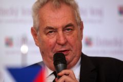 Miloš Zeman je velezrádce, tvrdí petice. Projedná ji Senát