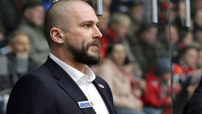 Roman Šimíček by měl na trenérské lavičce Znojma stát i v příští sezóně.