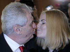 Vítězný polibek. Nový prezident má svou dceru Kateřinu viditelně rád. A ona jeho také.