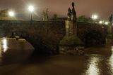 Noční Karlův most. Nebýt tolik vody, vypadalo by to tu nádherně romanticky...