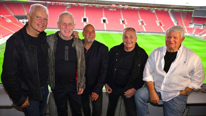 Slovenská skupiny Elán: zleva Juraj Soviar, Ján Baláž, Juraj Farkaš, zpěvák Jožo Ráž a Števo Bugala na stadionu Eden, 22. září 2025, Praha.