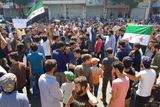 Stovky civilistů z provincie Idlib ale raději uprchly.
