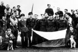 Piloti 313. stíhací peruti RAF na základně Hornchurch na jaře 1942. František Fajtl (uprostřed nad vlajkou) tehdy velel jedné z jejích letek.
