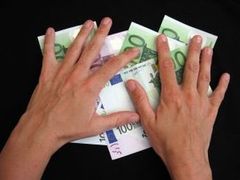Zhroutí se papírová měna?