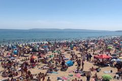 Nápor na britské pláže sílí. Jsou přeplněné lidmi i odpadky