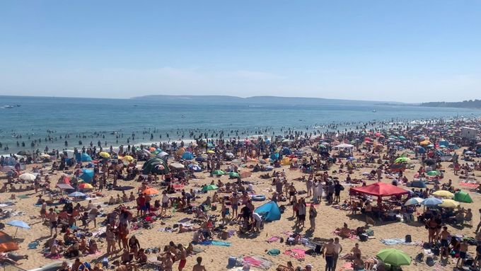 Britové kašlou na koronavirová opatření a hromadně obsazují pláže