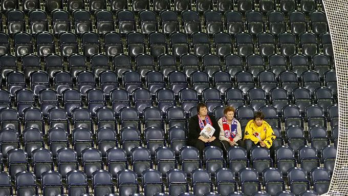 Velká většina sedaček zůstala při zápasech Ligy mistrů prázdná v Pardubicích, Liberci i na Spartě