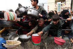 V Pásmu Gazy hrozí hladomor. Už tam nezbývají skoro žádné zásoby potravin, varuje OSN