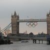 Proměna Tower Bridge pro zahajovací ceremoniál OH 2012 v Londýně.