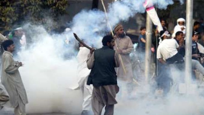Nepokoje v Pákistánu si vyžádaly již tři oběti. Demonstranti protestují proti uveřejňování karikatur proroka Mohameda v evropských denících