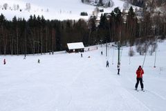 Ve ski areálu v Českém Jiřetíně na Mostecku zemřel lyžař. Po nárazu do stromu byl na místě mrtvý