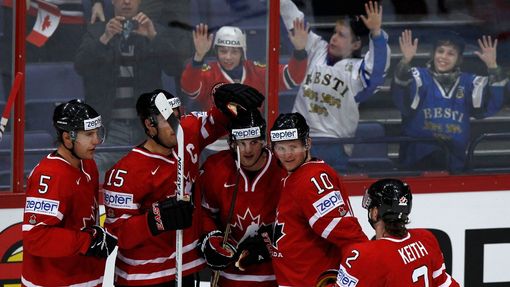 Hráči Kanady se radují v utkání MS v hokeji 2012 proti Slovensku.