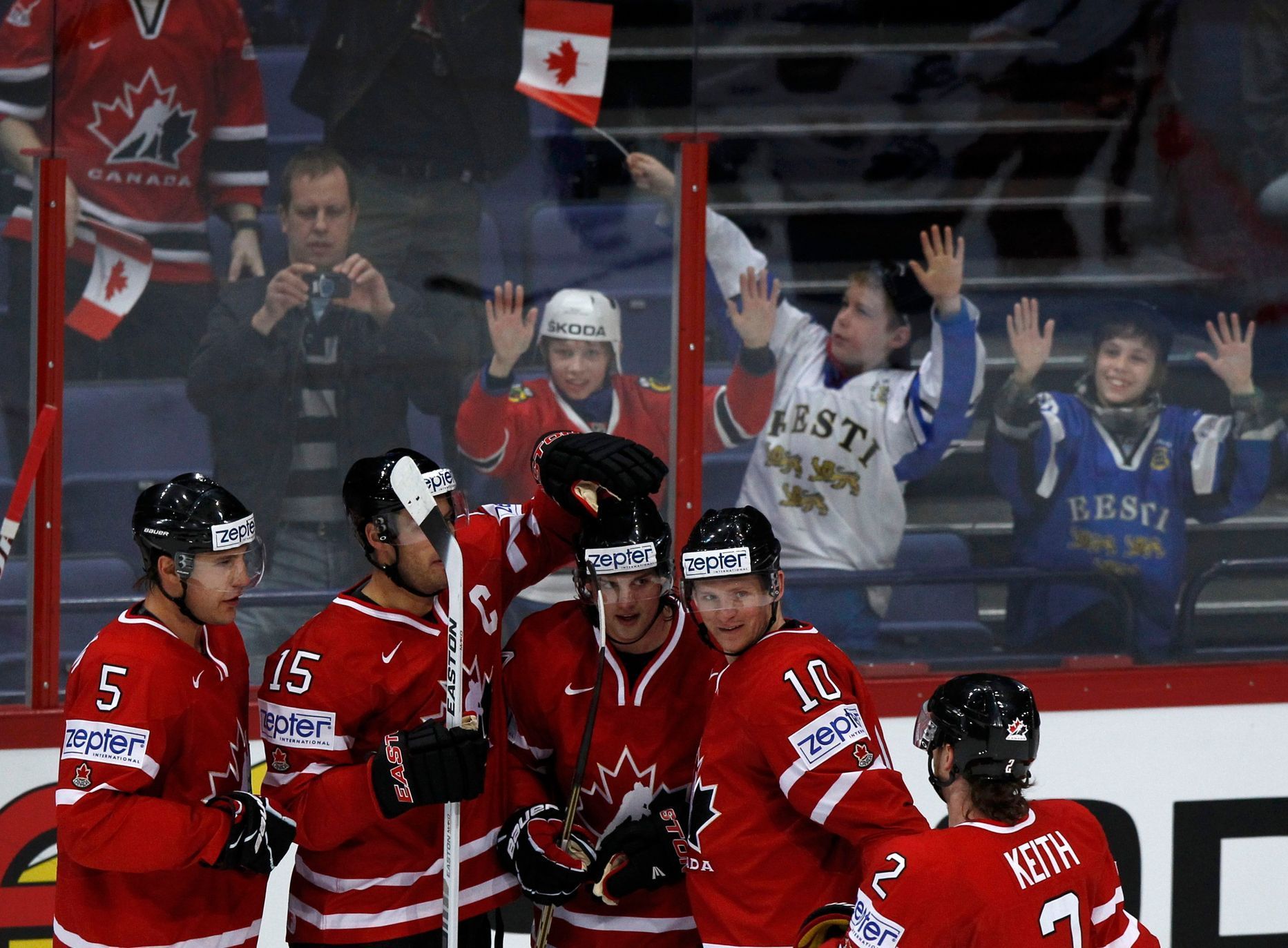 Radost Kanady v utkání MS v hokeji 2012 proti Slovensku