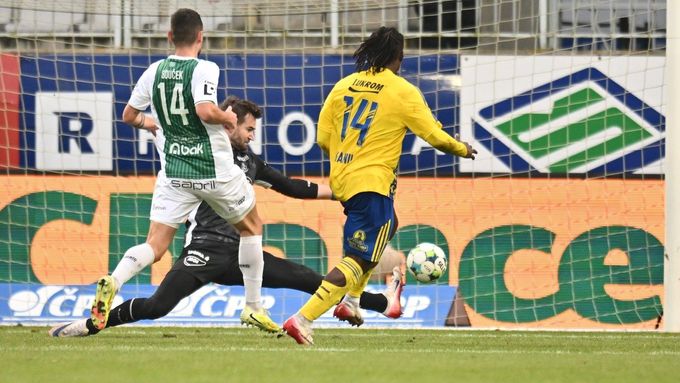 Kanu ze Zlína podruhé překonává jabloneckého gólmana Hanuše.