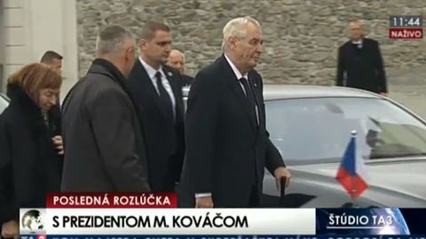 Video: Zeman a Klaus přijeli na pohřeb slovenského exprezidenta pozdě. Nepustili je do sálu