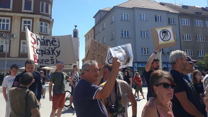 Lidé protestují na mítinku Andreje Babiše, 4. srpna 2022 v Táboře.