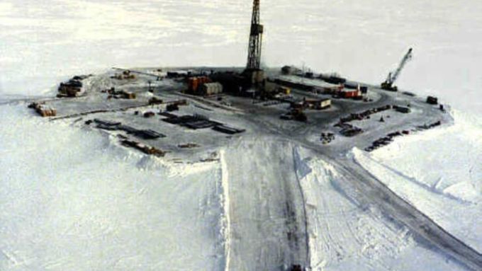 Těžaři tvrdí, že rizika těžby ropy v arktické oblasti mají pod kontrolou.