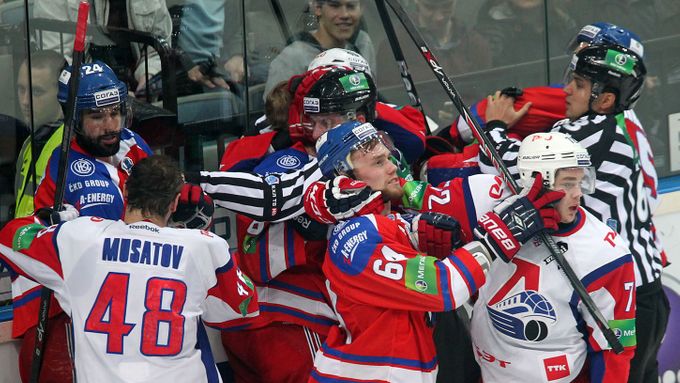 Také čtvrtý duel semifinálové série Lva s Jaroslavlí byl boj o každý metr ledu.