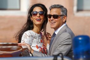 Hon na Clooneyho. Novomanželé pobláznili Benátky i svět