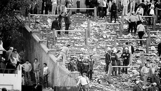 Obrázek z tragédie na stadionu v Káhiře v roce 1974.