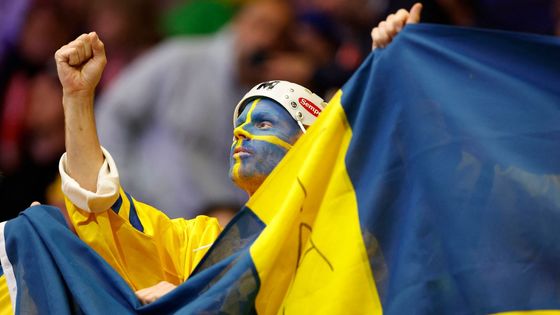 Švédský fanoušek během zápasu MS 2024 Švédsko - USA