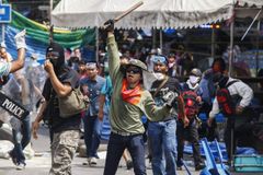 Proti thajské premiérce demonstrovaly desetitisíce lidí