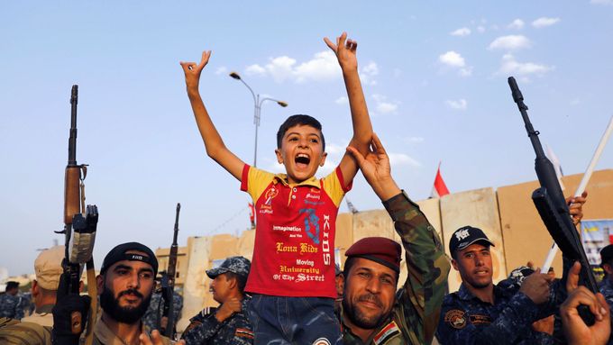 Iráčtí vojáci slaví s civilisty v osvobozené části Mosulu.