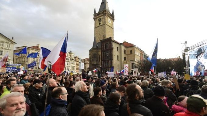 Tisíce lidí se v neděli odpoledne sešly na Staroměstském náměstí v Praze na demonstraci, kterou svolal spolek Milion chvilek po zvolení Stanislava Křečka ombudsmanem.