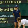 Britský tenista Andy Murray po pádu během utkání se Švýcarem Rogerem Federerem ve finále Wimbledonu 2012.
