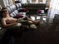 NEW ORLEANS (USA) 5. září - Eric Leese sedí v obýváku, který zaplavila voda.