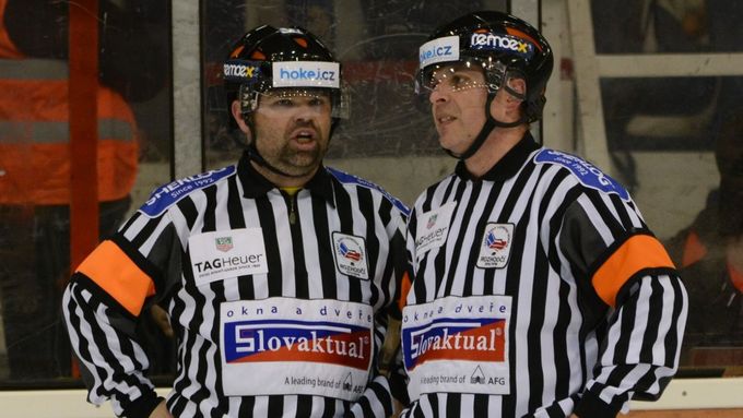 Hokejový rozhodčí Petr Lacina (vlevo) čelí podezření z dotačního podvodu ve fotbale.