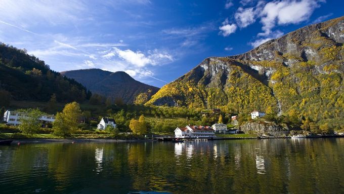 Norsko, vesnice u jezera