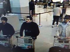 Tři podezřelí z útoku na letiště.