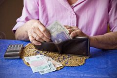 Důchodci dostanou v únoru k penzím jednorázově přidáno 1200 korun, schválil Senát