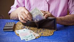 Peníze, důchod, důchodce, peněženka, kalulačka, spoření, ilustrační foto