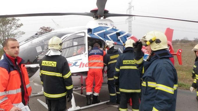 Na místě nehody zasahovali záchranáři s vrtulníkem a dvě jednotky hasičů. (Ilustrační foto)