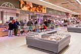 Zatímco velké hypermarkety (snímek je z pražského Černého Mostu) nabízejí svým zákazníkům v průměru 700 takových produktů, v malé prodejně si mohou kupující vybírat mezi 180 položkami.
