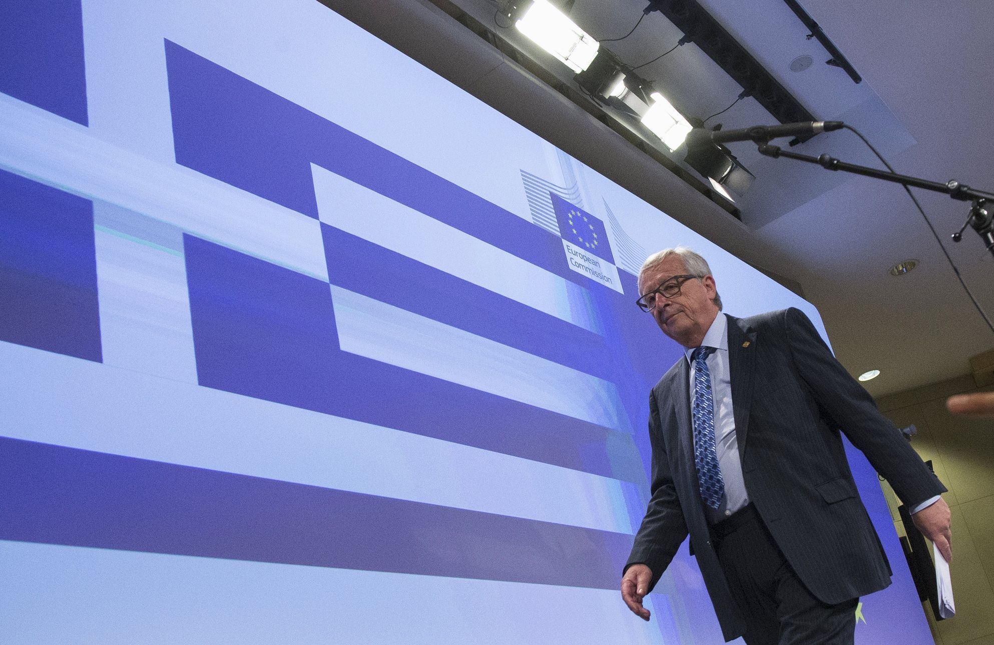 Jean-Claude Juncker prochází kolem řecké vlajky.