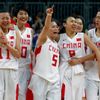 Čínská basketbalistka Xiaojun Songová slaví se spoluhráčkami vítězství nad českými basketbalistkami v turnaji OH 2012 v Londýně.