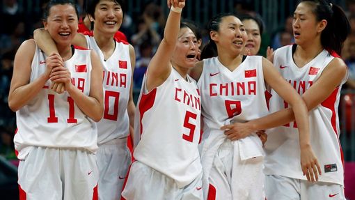 Čínská basketbalistka Xiaojun Songová slaví se spoluhráčkami vítězství nad českými basketbalistkami v turnaji OH 2012 v Londýně.
