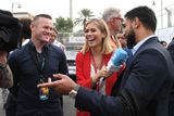 Formule E přilákala známé sportovní osobnosti. S komentátorkou Nicki Shieldsovou rozmlouvají fotbalista Wayne Rooney (vlevo) a boxer Amir Khan.