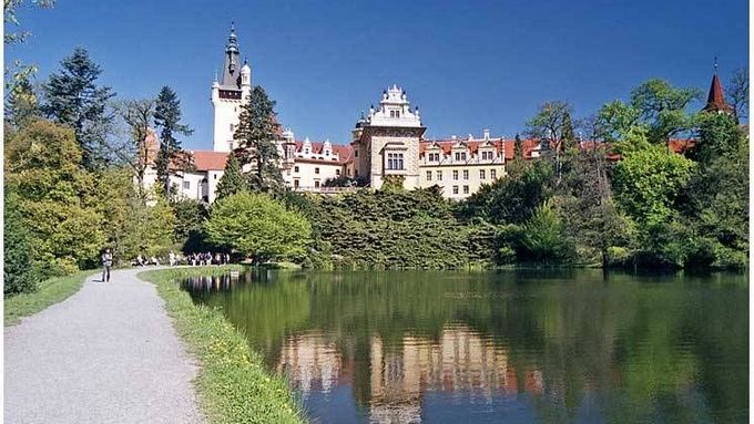 O park náležícímu k zámku Průhonice se zasloužil zejména hrabě Arnošt Emanuel Silva-Tarouca. Nejstarší památkou je kostelík Panny Marie, který byl vysvěcen v roce 1187.